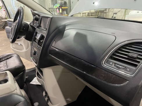 Used 2013 Chrysler Town & Country Touring-L w/ Driver Convenience Group image 11