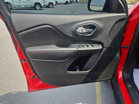Used 2019 Jeep Cherokee Trailhawk image 15