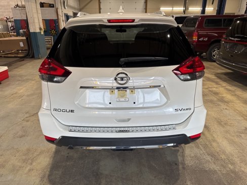 Used 2017 Nissan Rogue SV image 4