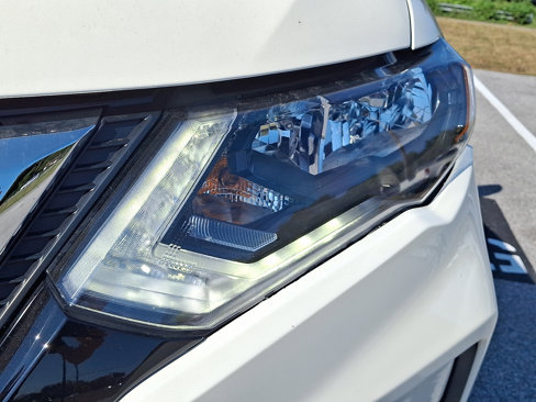 Used 2017 Nissan Rogue SV w/ Sun & Sound Touring Package image 10