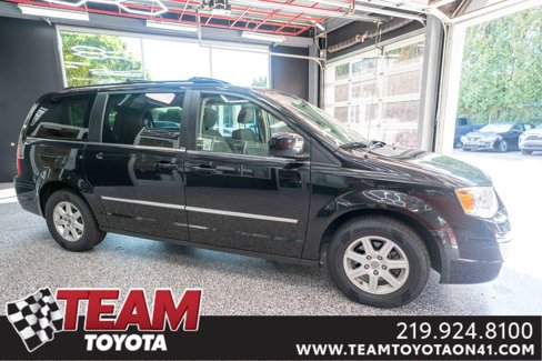 Used 2010 Chrysler Town & Country Touring image 5