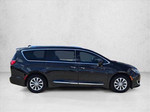Certified 2018 Chrysler Pacifica Touring-L w/ Premium Audio Group image 4