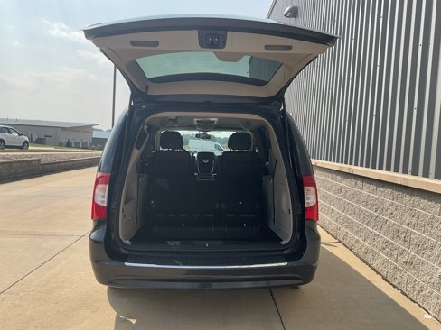 Used 2014 Chrysler Town & Country Touring image 21