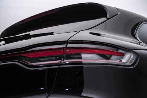 Certified 2025 Porsche Macan Turbo image 12