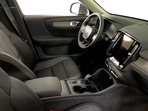 New 2025 Volvo XC40 B5 Core w/ Climate Package image 37