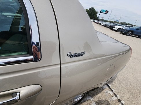 Used 2010 Lincoln Town Car Signature Limited image 9