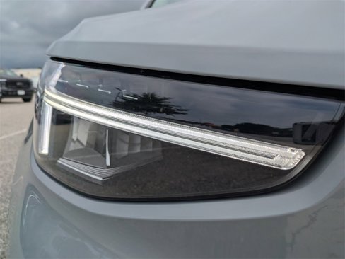 Certified 2025 Volvo XC40 B5 Plus image 10