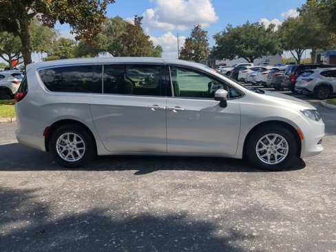 Used 2022 Chrysler Voyager LX image 3