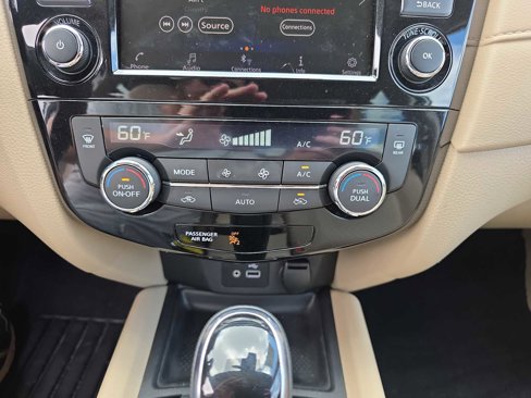 Used 2019 Nissan Rogue SV image 18