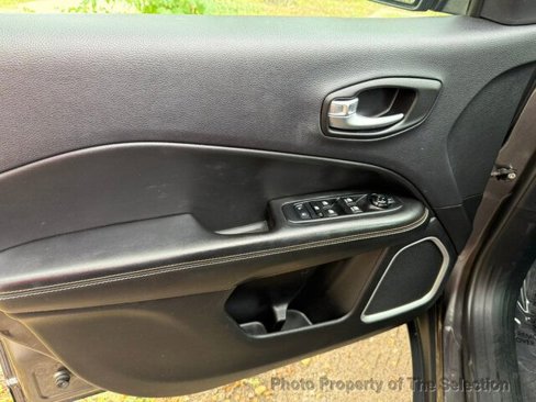 Used 2017 Jeep Compass Latitude w/ Cold Weather Group image 40