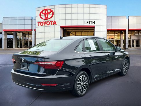 Used 2021 Volkswagen Jetta SE w/ SE Cold Weather Package image 5