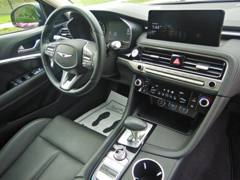 Used 2025 Genesis G70 2.5T image 8