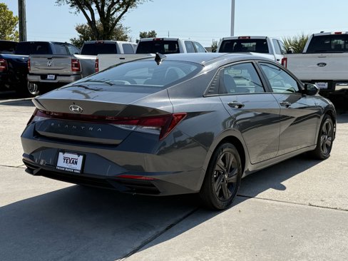 Used 2023 Hyundai Elantra SEL image 5