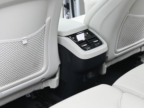 Certified 2024 Volvo XC90 B6 Plus image 30