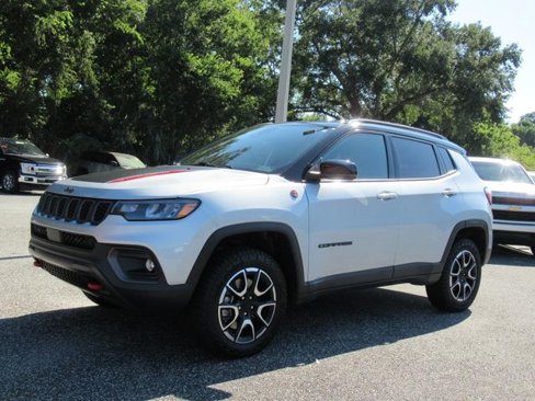 Used 2024 Jeep Compass Trailhawk image 3