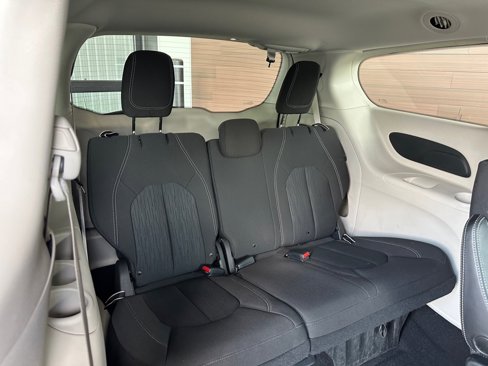 Used 2020 Chrysler Voyager LX image 17