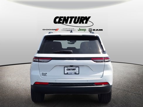 Used 2024 Jeep Grand Cherokee Altitude image 5