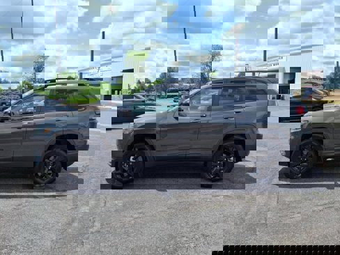 Used 2023 Jeep Cherokee Altitude Lux image 16