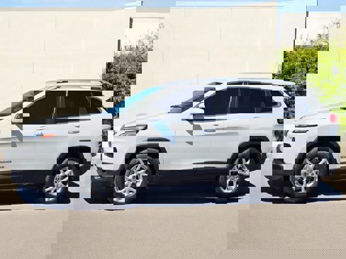 Used 2018 Jeep Cherokee Latitude Plus image 9