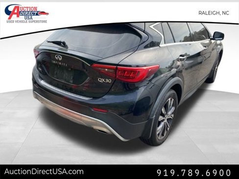Used 2017 INFINITI QX30 Premium w/ Technology Package image 14