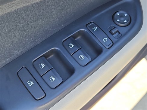 Used 2023 Hyundai Venue Limited image 19