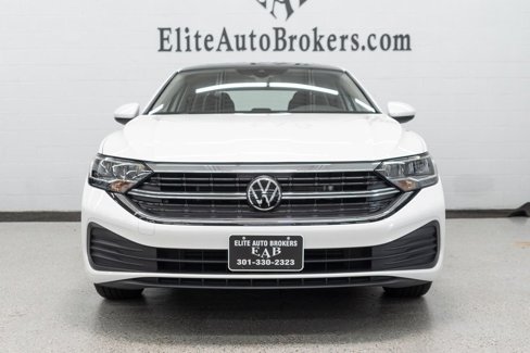 Used 2024 Volkswagen Jetta SE w/ Panoramic Sunroof Package image 3