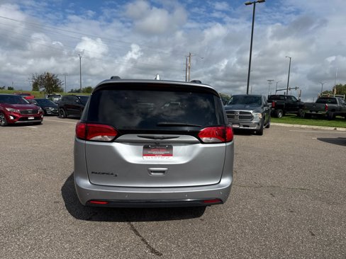 Used 2018 Chrysler Pacifica Touring-L Plus w/ S Appearance Package image 4