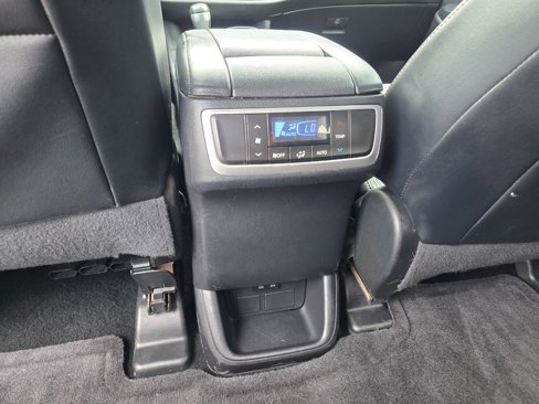 Used 2017 Toyota Highlander LE image 19