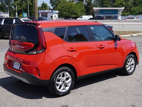 Used 2023 Kia Soul LX w/ LX Technology Package image 9