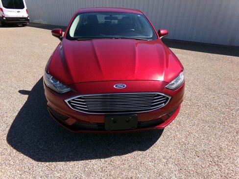 Used 2018 Ford Fusion SE w/ Fusion SE Technology Package image 2