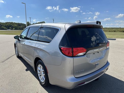 Used 2017 Chrysler Pacifica Touring image 3
