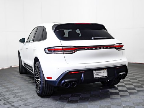 Certified 2023 Porsche Macan image 3