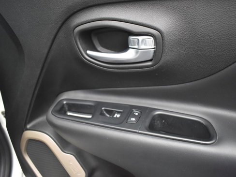 Used 2017 Jeep Renegade Limited image 24