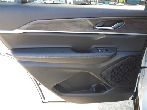 New 2025 Jeep Grand Cherokee L Limited w/ Black Appearance Package image 15