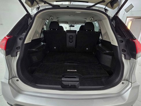 Used 2018 Nissan Rogue SV image 24