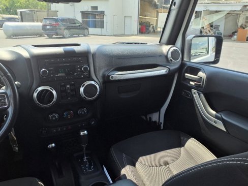 Used 2015 Jeep Wrangler Unlimited Sahara w/ Connectivity Group image 10