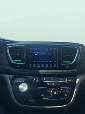 Used 2017 Chrysler Pacifica Limited image 24
