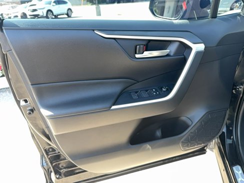 Used 2022 Toyota RAV4 SE w/ Convenience Package image 10