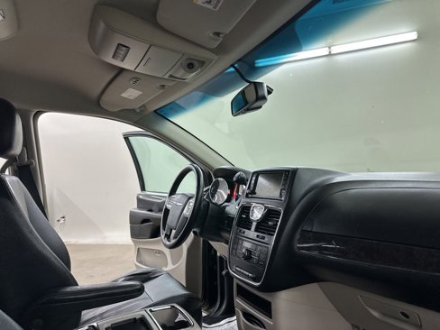 Used 2016 Chrysler Town & Country Touring image 18