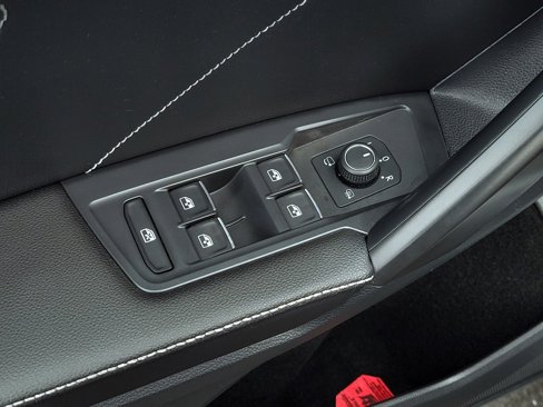 Certified 2022 Volkswagen Tiguan SEL R-Line image 11
