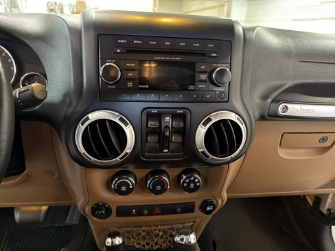 Used 2015 Jeep Wrangler Unlimited Rubicon w/ Max Tow Package image 17