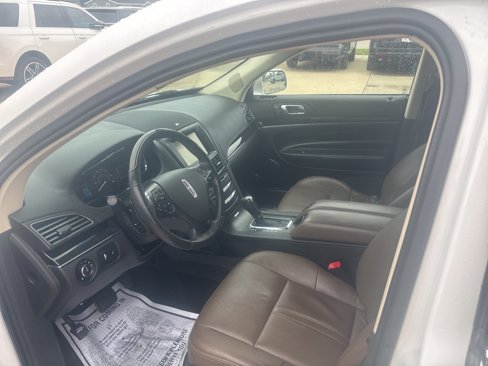 Used 2013 Lincoln MKT AWD image 9