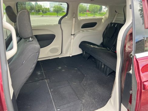Used 2022 Chrysler Voyager LX image 21