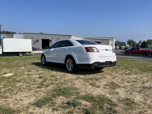 Used 2018 Ford Taurus SE image 4