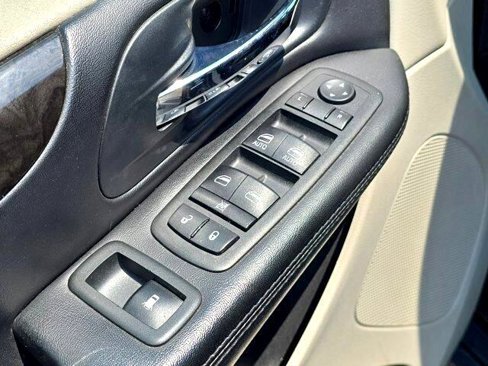 Used 2014 Dodge Grand Caravan SXT image 16