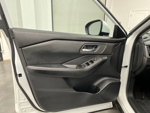 Used 2024 Nissan Rogue SV image 11