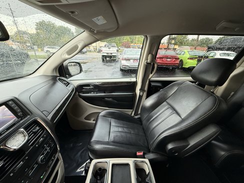 Used 2014 Chrysler Town & Country Touring image 22