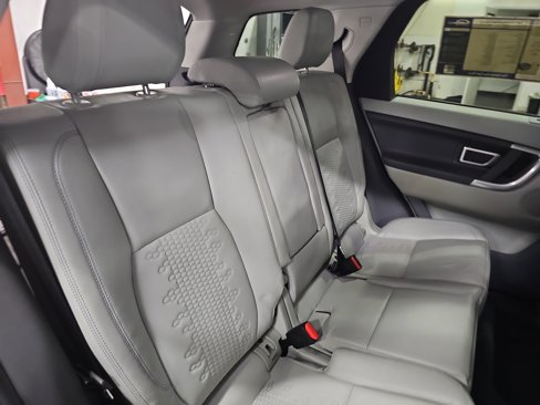 Used 2019 Land Rover Discovery Sport SE image 12