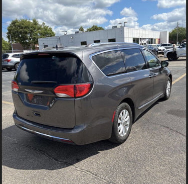 Used 2019 Chrysler Pacifica Touring-L image 5