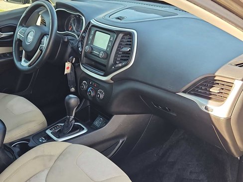 Used 2016 Jeep Cherokee Sport image 25